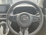 握りやすい形状で、手元には音量などを調整できるスイッチを備えています。運転姿勢を保ちながら必要な操作に手が届き、毎日の移動でも使いやすさを感じていただけます。