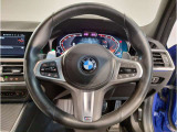【ハンドル】ドライバーとBMW車の一体感がダイレクトに伝わるステアリングホイール。形状・太さへの拘りに加えて、操作性を高める為にスイッチ類も配置。クイックかつ安定のドライビングを体感下さい!