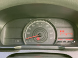 中央の速度表示をはじめ、必要な情報を運転席から確認しやすいメーター配置です。表示がまとまっているため、走行中も視線の移動を抑えながら車両情報を把握しやすくなっています。