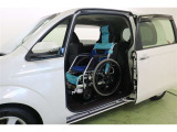 さらに上昇スイッチを押し続けると専用車いすは車内へと収納されます。降車時は逆の手順で行います。