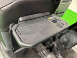 飲み物や食べ物を気軽に置けるメーカーオプションの格納式シートバックテーブルが、運転席と助手席の背もたれに付いてます。車内の休憩も快適です!