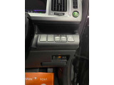 運転席の右下です。パワースライドドアのスイッチと、その下にETCがあります。