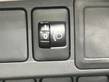 運転席側のスイッチ部に、ヘッドライトの照射範囲を調整するダイヤルを備えています。目に留まりやすい位置にあり、必要なときに操作箇所を探しやすいのが便利です。