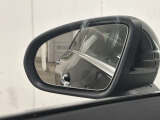 リアバンパー左右のレーダーセンサーにより車両の斜め後ろのミラーで見えない死角エリアに車両や自転車がいることを警告します。更に、側面衝突の危機があるときはブレーキを自動制御して危険回避をサポートします。