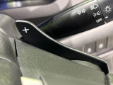 【パドルシフト】ハンドルから手を離さずに素早くシフトアップ&ダウンができるので、エンジンブレーキを使う下り坂や高速道路の合流で加速したい場面で役立ちます。