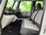 明るい色合いの前席は、座面にゆとりがあり、運転席と助手席それぞれで落ち着いて過ごせる空間です。窓からの見通しもよく、乗り降りのしやすさと日常での使いやすさを感じていただけます。