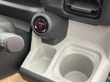 スマートキーをポケットやバッグに入れたままで、キーを差し込むことなくボタンを押すだけでエンジンが始動します。ドリンクホルダーになります。ちょっとした小物を入れるのにも便利です。