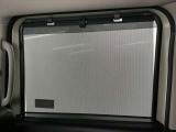 【ロールサンシェイド】日差しがまぶしい時などにロールサンシェードをスッと引き出し高い遮光率で、安眠を妨げません。