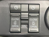 【両側パワースライドドア】スマートキーや運転席のスイッチで後席両側スライドドアの開閉が可能♪電動だから力を入れてドアを開ける必要が無く、小さなお子様でも簡単に開け閉めでき快適です♪
