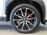 純正のアルミホイール装着車です。タイヤサイズは215/50R18です。