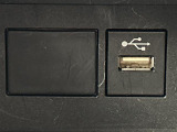 【USB端子】USB接続もついていますので携帯などの電子機器の充電にも使えて便利です。