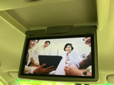 天井に設置されたモニターで、後席から映像を楽しめます。停車中の待ち時間などに車内で過ごすひとときを彩り、ご家族でのお出かけにも活用いただける装備です。