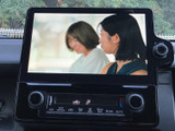 画面でテレビ番組の映像を楽しめる装備です。停車中の待ち時間に活用でき、画面表示も見やすく、車内で過ごす時間をより快適にしてくれます。視聴の際は安全な場所に停車してご利用ください。