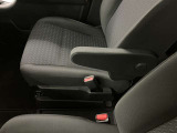 運転席の画像です。十分なスペースがあり、ゆったりした状態で運転していただけます♪