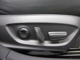 運転席は6ウェイ、助手席は4ウェイの調整が可能です。