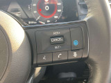 ステアリングのプロパイロットボタンで高速道路で運転のアシストをしてくれます。