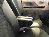 センターアームレスト付きで運転中も腕が楽々!