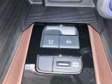 電動パーキングブレーキ&ブレーキホールド☆HOLDスイッチを押しシステムONの状態にしておくことで渋滞や信号待ちなどでブレーキを踏んで停止した時保持してくれる。