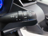 スイッチをオートに設定しておけば、車外の明るさに応じて自動的にヘッドランプを点灯・消灯します。夕暮れ時やトンネルの続く山道などを走行する時に便利なコンライトを装備しています。