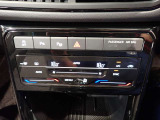 2ゾーンフルオートエアコンを装備。運転席と助手席、それぞれ独立して温度の設定ができます。