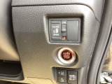 【助手席側パワースライドドア】です。リモコンや運転席のスイッチ操作で楽々自動開閉。スマートキーをポケットやバッグに入れたままで、キーを差し込むことなくボタンを押すだけでエンジンが始動します。