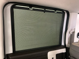 【ロールサンシェイド】まぶしい光を軽減し、心地よい車内に♪ロール式なので開け閉めも容易にできます!