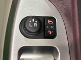 キーフリー連動で施錠時に格納します。降車の直前まで後方確認ができ、閉じ忘れも防げます。