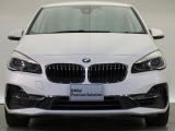 【キドニーグリル】BMWの代名詞。一目見ただけでBMWであると認識できる確固たるアイコンとして存在感を放ちます。