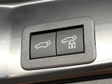 【パワーバックドア】スマートキーや運転席のボタンを押すだけでリアゲートが自動で開閉します!荷物を持っている時や、高い位置にあるバックドアを閉める際に便利な機能です♪