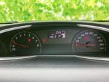 速度やエンジン回転数などの情報が運転席正面に集まり、走行中も視線移動を抑えて確認しやすい配置です。表示を把握しやすく、日々の運転を支える見やすいメーターまわりです。