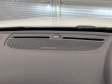 【harman kardon】ハーマンカードンのHi-Fiスペシャリストと共に、モデル別に開発・設計された専用チューニングが臨場感溢れる音響空間を実現しています。