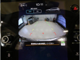 後方映像を11.6インチディスプレイに表示し、ステアリング連動ガイドラインが駐車をサポート。さらに後退時はリヤ4センサーが障害物を検知し、必要に応じてブレーキが作動します。