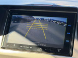 【バックモニター】後方の障害物や歩行者を確認できるバックモニター。狭い駐車場や混雑した場所でも安心して車を操作できます。