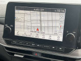 【日産メーカー純正のコネクト大画面ナビゲーション!】遠くへのお出かけする際の心強い味方です!自車位置の確認はもちろん、Bluetooth接続や機能も充実。大きな画面で各操作もしやすく安心です。