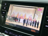テレビ番組の映像を画面で楽しめる装備です。停車中の待ち時間や休憩時に視聴でき、車内で過ごす時間をより快適に活用できます。画面の表示が見やすく、停車中に番組を確認したい方にも便利です。