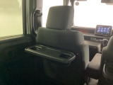 前席背面には格納式テーブルが付いており、休憩時のちょっとした小物置きに使えて便利です。