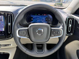 ステアリングホイールにはヒーター機能も付いており寒い日でも運転に集中していただけます。また左右のスイッチではアダプティブクルーズコントロールやナビゲーションコントロール、音声認識がお使いいただけます。