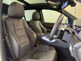 メルセデスのシートは、少し硬めに出来ておりますので、長時間の運転でも疲れにくく、安全にドライビングをお楽しみ頂けます