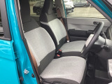 運転席は、大きな座面と包み込むような背もたれがドライバーの身体全体をしっかり支えます。上質なシート素材と座り心地のよいクッションを採用し、長時間の運転やコーナーの多い道も快適です。