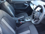 Audi正規ディーラーが高品質をお約束。高度な訓練・教育を受けたAudi専任メカニックが、100項目にもおよぶ精密な点検を実施。すべてクリアしたAudi車だけ、あなたのお手元に届けられるのです