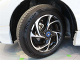 トヨタ純正アルミホイール。タイヤサイズは、195/55R16です。