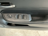 運転席のスイッチで全てのウィンドウの開閉操作を行うことができます。ロックボタンをONにしておくと、運転席以外のウィンドウは作動しないのでお子様を乗せているときなども安心ですね♪