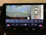 視認性の良い広角カメラでフロントと上方から車両周辺をご確認いただけますので、狭い道やすれ違い、路肩寄せなどに役立ちます。