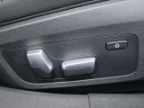 身体をしっかり支えながら長時間のドライブでも快適に過ごせるBMWのシート。素材の質感やステッチ細部まで丁寧に仕上げられたデザインが室内に上質な雰囲気を齎します。乗る度に心地良さを感じられるシートです。