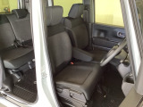 女性でも運転がしやすいように、シートの高さ調整機能(シートリフター)がついています。運転席と助手席の間が空いている為、助手席側への移動がスムーズです。交通量の多い道でも助手席側から乗り降りができます。