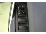 全ての窓が運転席から操作できます。今やほぼ当たり前ですが、無いと不便なアイテムですね。ドアの施錠・解錠と連動してドアミラーが格納・復帰するオート電動格納機能も装備しています。