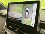 後方の映像に加えて車両周辺を確認できる表示があり、駐車時の状況把握をサポートします。周囲を目視で確認しながら操作する際にも、目安として活用できる便利な装備です。