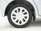 ◆純正ホイール装着車◆シンプルなデザインのホイールキャップ付きです。