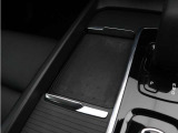対応機種のスマートフォンを、トンネルコンソールの下のラバープレートに置いておくだけで充電可能。センターディスプレイの機能ビューを使用して、充電プレートのオンとオフを切り替えることができます。
