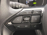 運転中、オーディオの操作をしてて、ハッとしたことはありませんか?ステアリングスイッチは、運転中でもハンドルでオーディオの操作が可能です。安全なドライブをサポートします。